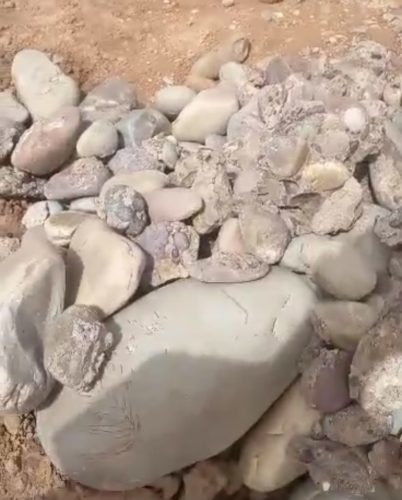 Grosses pierres difficiles à extraire avec le marteau-piqueur