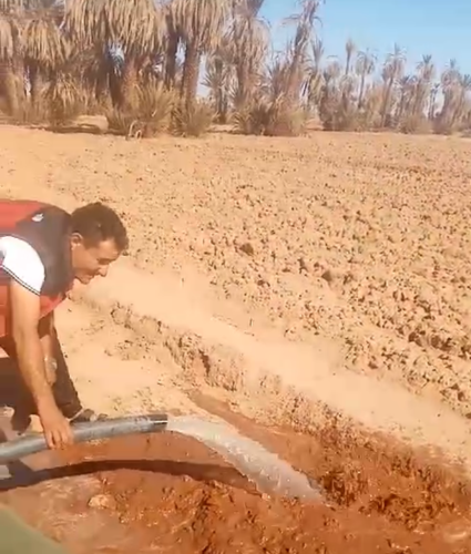 La pompe est installée pour continuer à creuser dans la nappe.