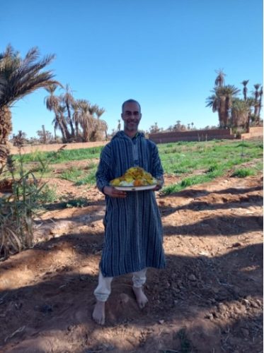 Toute la famille profite du lieu avec un couscous au jardin.