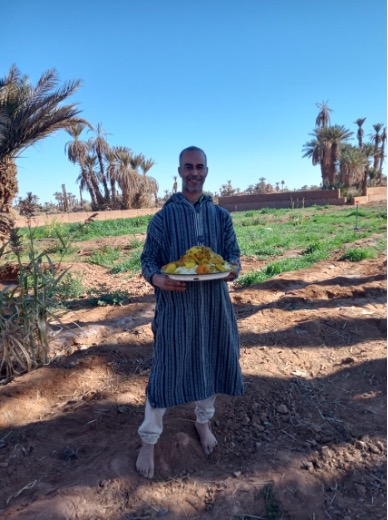 Toute la famille profite du lieu avec un couscous au jardin.